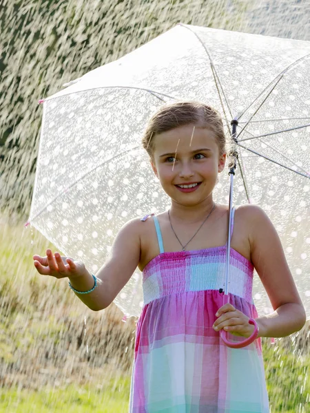 Sommarregn - glad tjej med ett paraply i regnet — Stockfoto